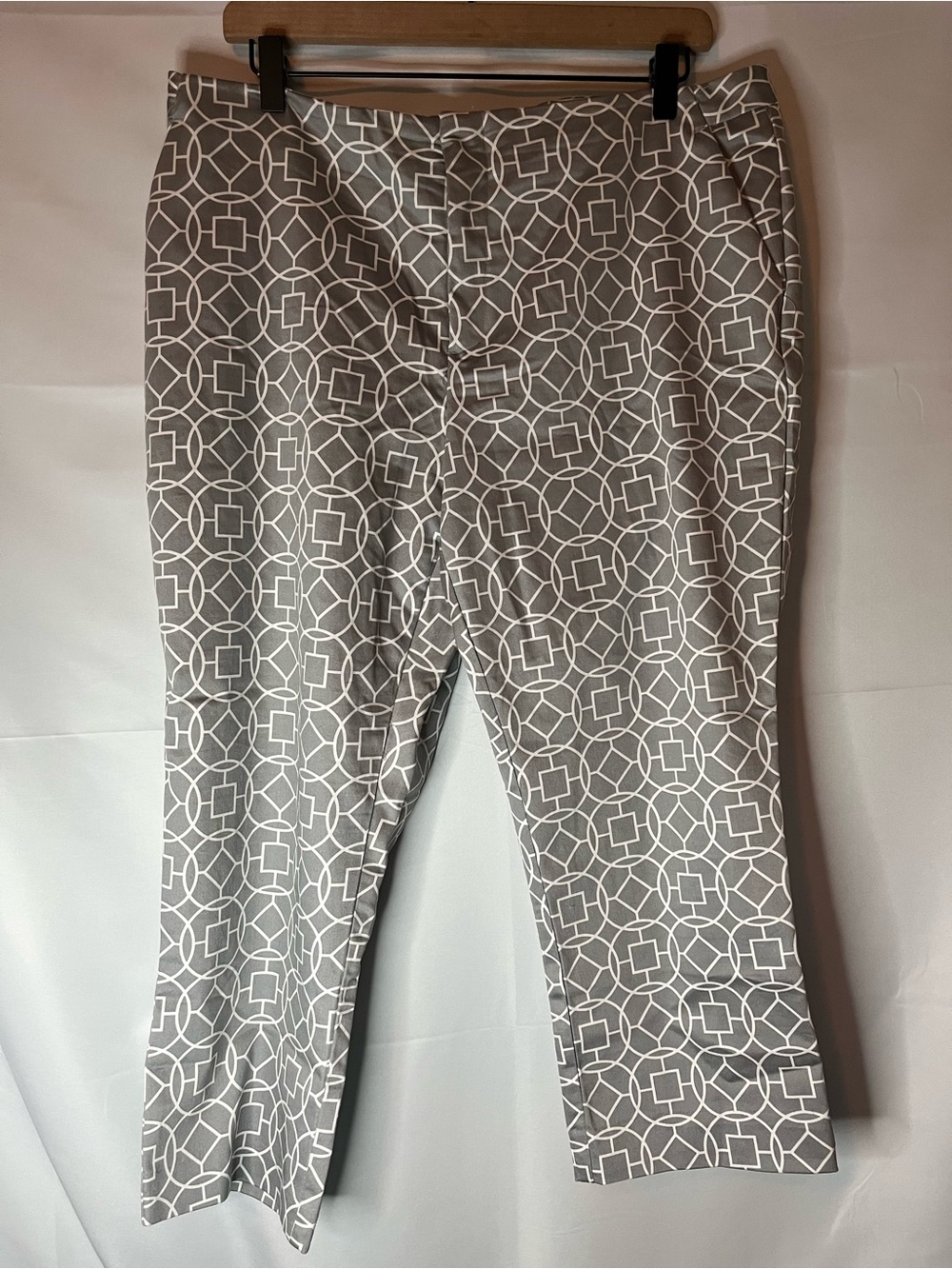 Worthington Gray Geometric Print Capris